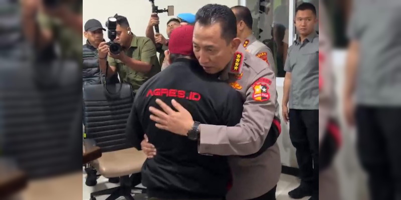 Momen Kapolri Peluk Keluarga Driver Ojol yang Meninggal Terlindas Rantis Brimob