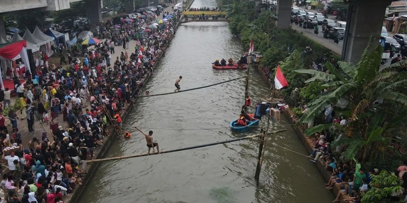 Lomba Panjat Pinang Kalimalang Kembali Meriahkan HUT Kemerdekaan
