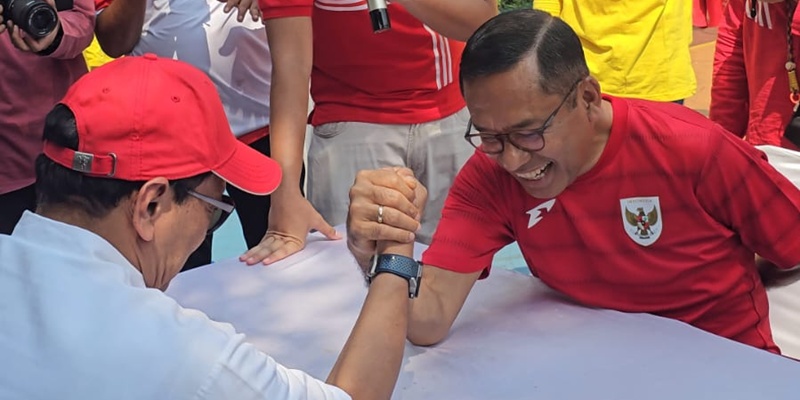 Saleh Husin dan Gamawan Fauzi Adu Panco Meriahkan Lomba Bersama Warga