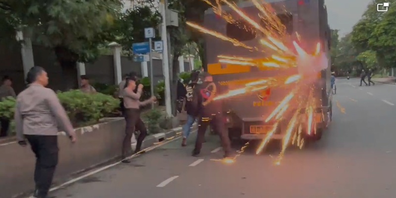 Mobil Polisi Dilempari Petasan Usai Tangkap Sejumlah Pendemo