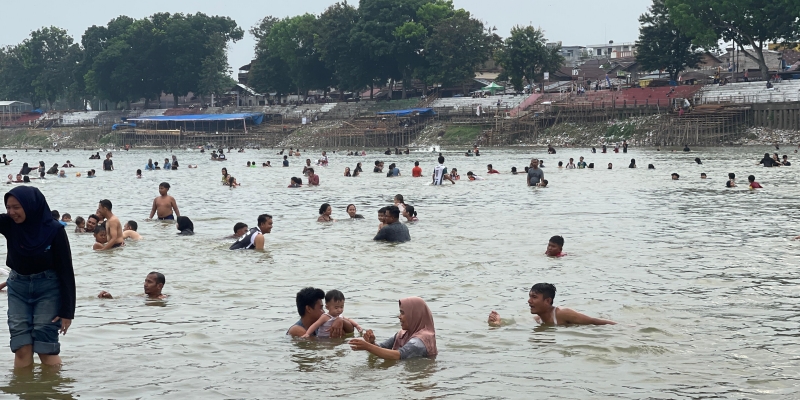 LAMR Puji Polda Riau Jernihkan Air Sungai Kuantan