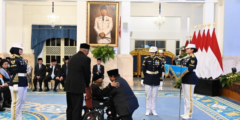 Nyak Sandang Terima  Bintang Jasa Utama