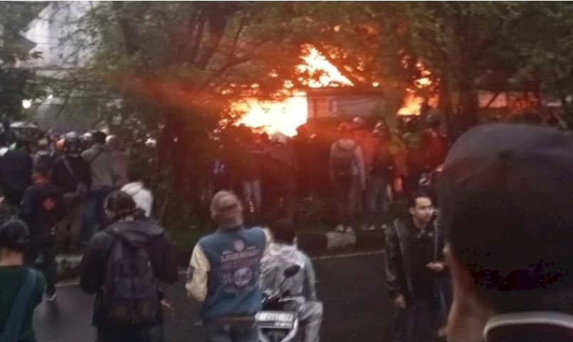 Wisma MPR di Bandung Dibakar Massa
