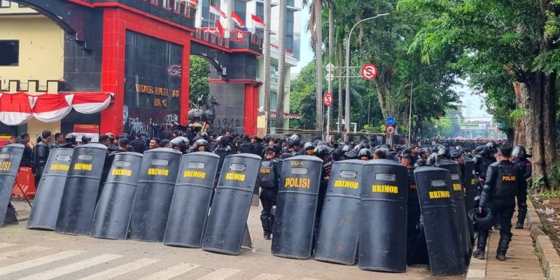 Massa Masih Banjir di Kwitang-Senen, Brimob Jaga Kandang