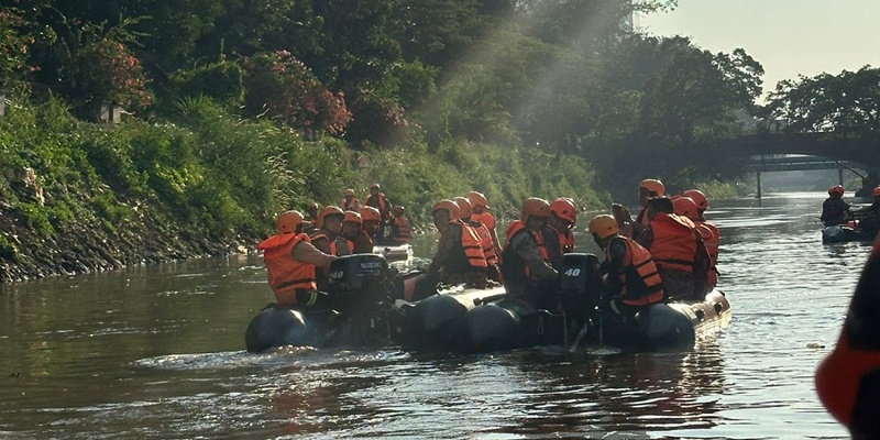Pramono Susur Sungai Pastikan Kondisi Riil Jelang Musim Hujan