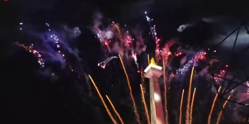 Pertunjukan Kembang Api Meriahkan Karnaval Truk Hias HUT ke-80 RI