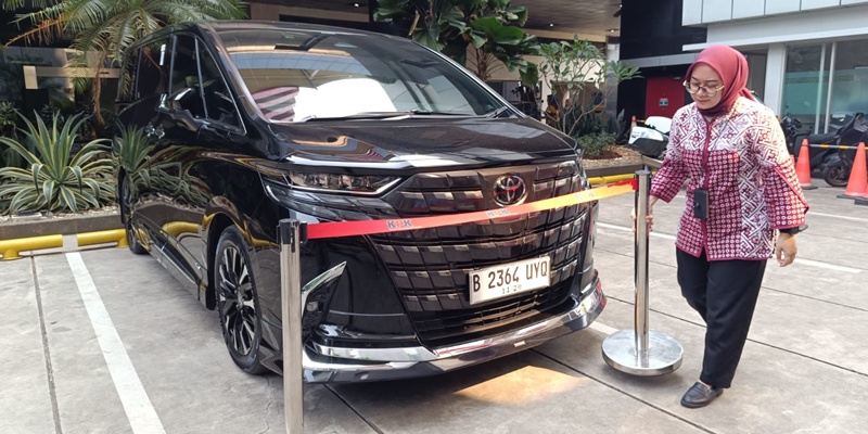 KPK Amankan Alphard Kinclong dari Rumah Noel Ebenezer