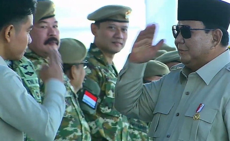 Hormat Prabowo-Gibran