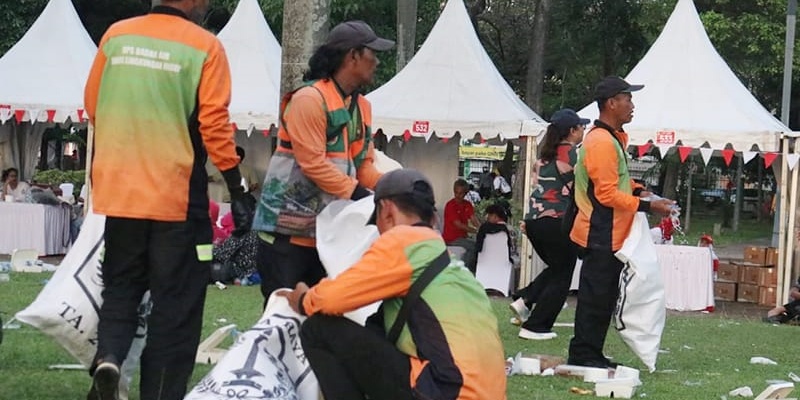 79 Ton Sampah Diangkut Usai Perayaan HUT RI di Jakarta