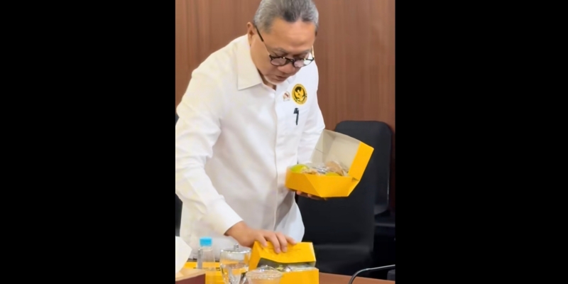Viral Momen Zulkifli Hasan Kumpulkan Snack Sisa Rapat