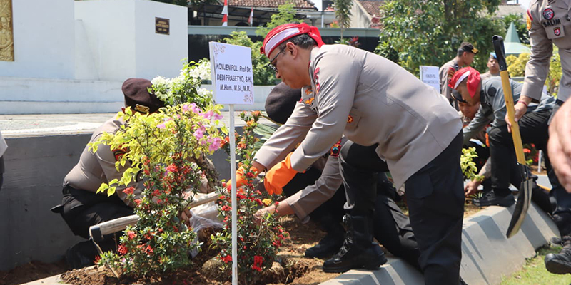 Alumni Akpol 90 Peduli, Wakapolri Pimpin Tanam Pohon di Monumen Palagan Ambarawa