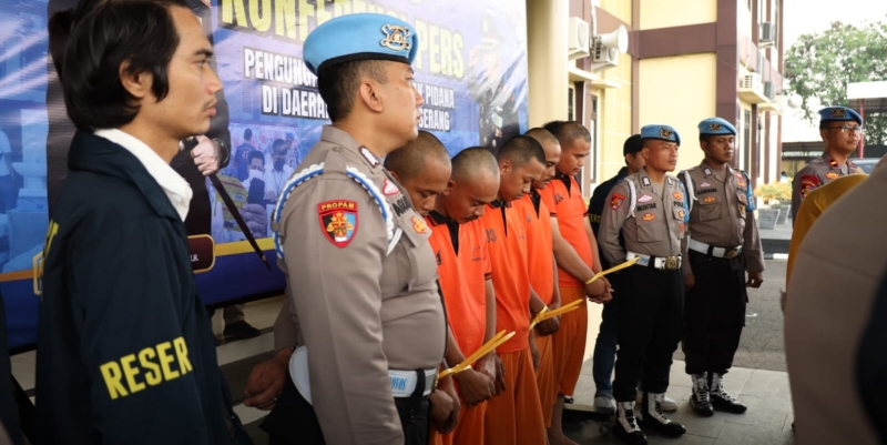 Pengeroyok Kompak Menunduk