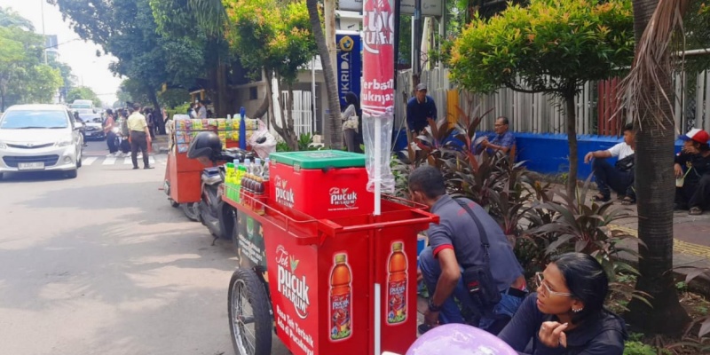 Mayora Dukung Warung UMKM Lewat Distribusi Produk dan Bantuan Gerobak