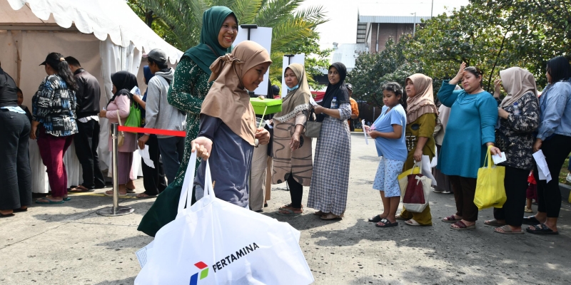 Pertamina Bagikan Seribu Seragam Anak Sekolah
