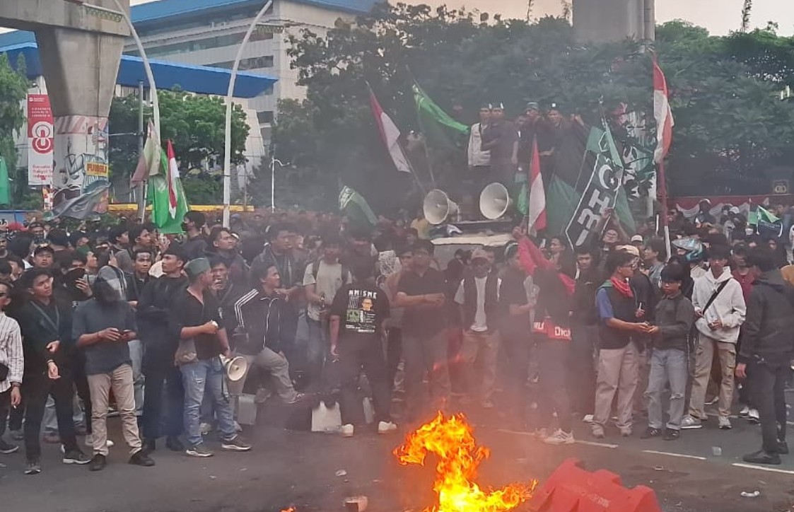 GMNI dan HMI Geruduk Mabes Polri: Mundur, Usut Tuntas Insiden Rantis Brimob<i>!</i>