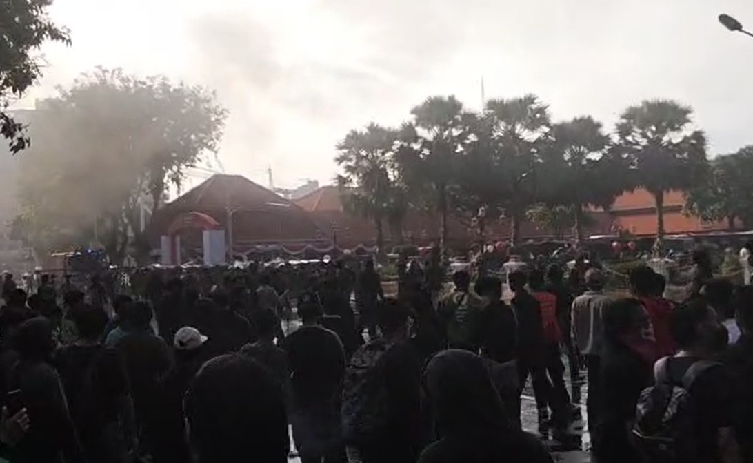 Demo di Depan Gedung Grahadi Surabaya: 12 Motor Dibakar, Dibalas Water Cannon