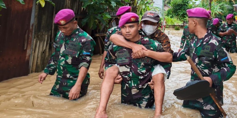 Menggendong Korban Banjir
