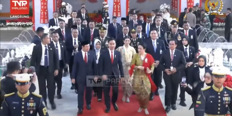 Gibran Ganti Dasi Merah jadi Biru Senada dengan Prabowo