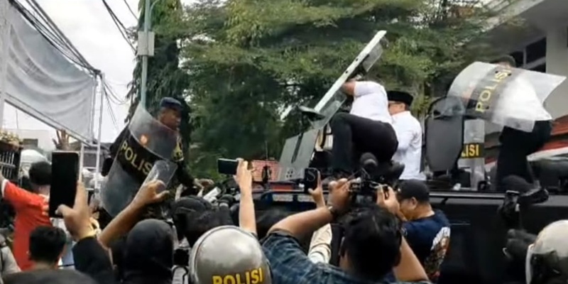 Bupati Sudewo Muncul dan Dilempari Massa