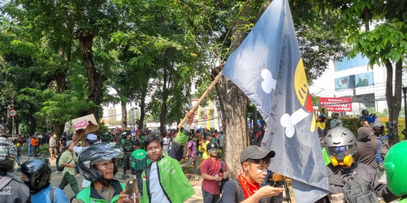 Bendera One Piece Berkibar di Depan Markas Brimob