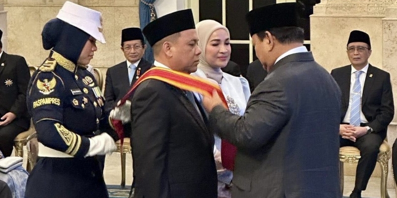 Presiden Prabowo Anugerahi Haji Isam Bintang Mahaputera Utama