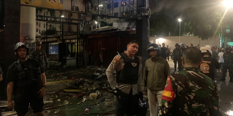 Gerbang Polsek Jatinegara Terbakar, Dua Motor Hangus