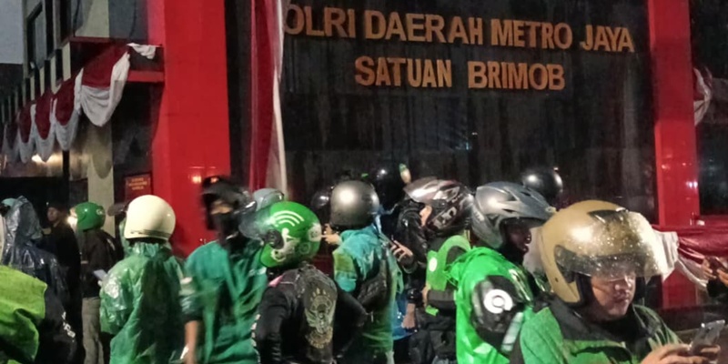 Massa Ojol Geruduk Markas Brimob Kwitang