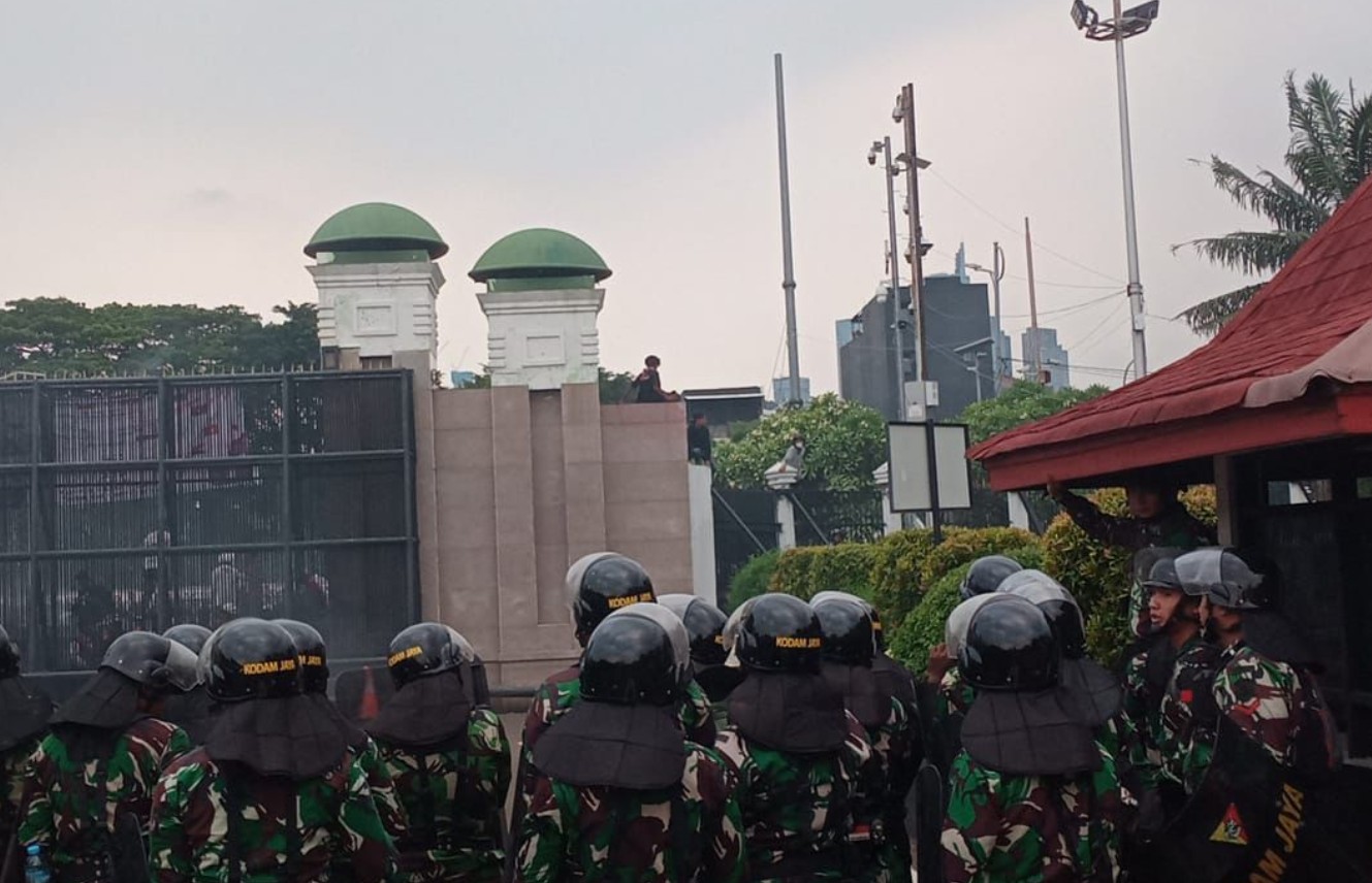 Demonstran Masuk Gedung DPR Tenang Dihadang TNI