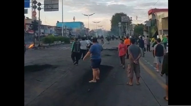 Massa Berkerumun di Jalan Otista, Sesekali Terdengar Ledakan