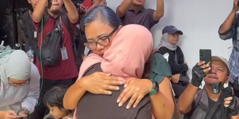 Tangis Ibu Delpedro Pecah di Rutan Polda Metro: Anak Saya Bukan Maling<i>!</i>