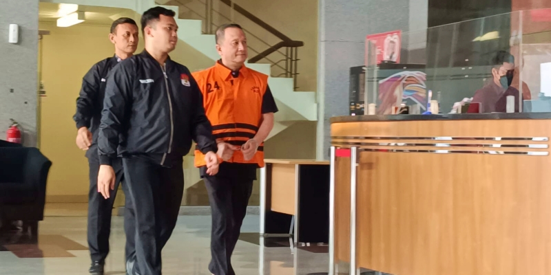 Sendiri Berompi Oranye