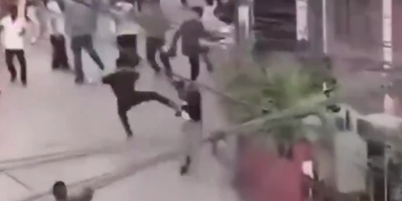 Menteri Keuangan Nepal Ditelanjangi dan Diarak Massa