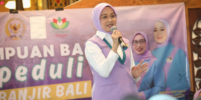 Rustini Muhaimin Salurkan Bantuan Korban Banjir Bali