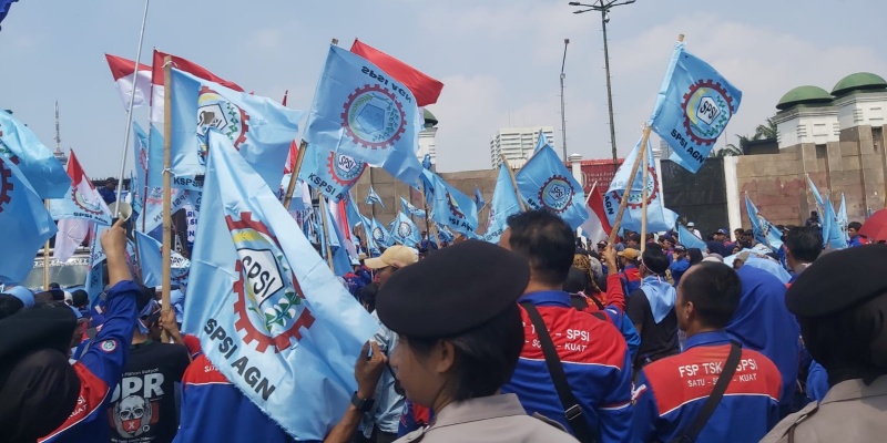 Massa Buruh Geruduk Gedung DPR