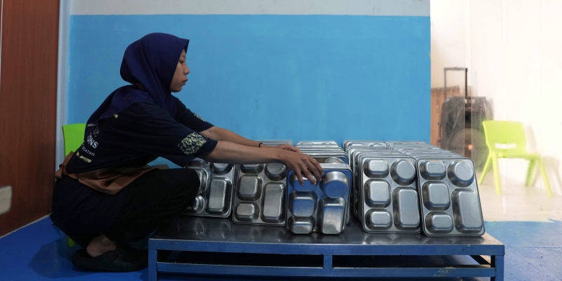 Ibu Tunggal di Dapur MBG: Cuma di Sini Saya Bisa Ditampung Kerja