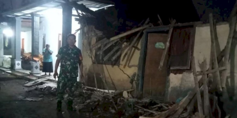 Rumah Nenek Rodiyah di Jember Ambruk Imbas Gempa Banyuwangi