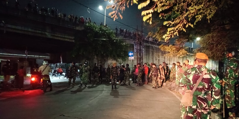 Massa Anarko Dipukul Mundur TNI Hingga Flyover Kranji, Bekasi Kondusif