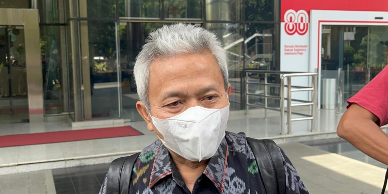 Lezbiyenlar külotlar orqali mushuklarni yalaydilar Keksa ayol bilan onlayn porno