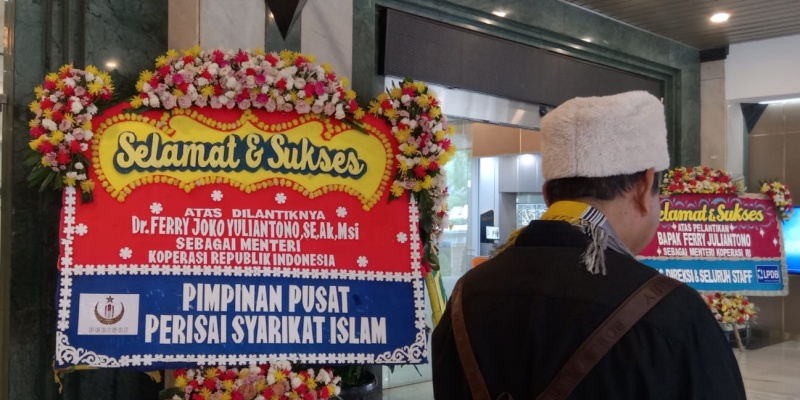 Kantor Kemenkop Dibanjiri Karangan Bunga untuk Ferry Juliantono