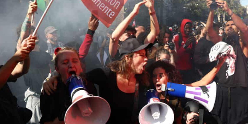 Prancis Lumpuh Dikepung Massa