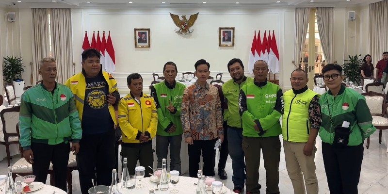 Gibran Makan Siang Bareng Ojol Jelang Sidang Kabinet