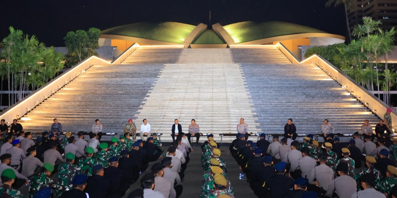 Kapolri Makan Malam bersama Ratusan Personel, Beri Motivasi dan Kepatuhan SOP