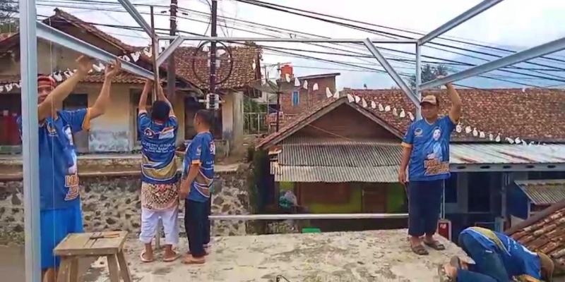 Teh Lola Berbakti Hadir Bangun Poskamling di Kampung Cinagara