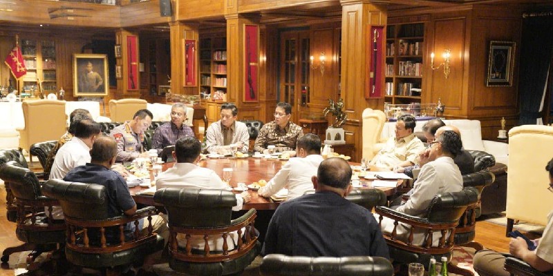 Prabowo Bahas Energi Surya Pedesaan hingga Giant Sea Wall di Hambalang