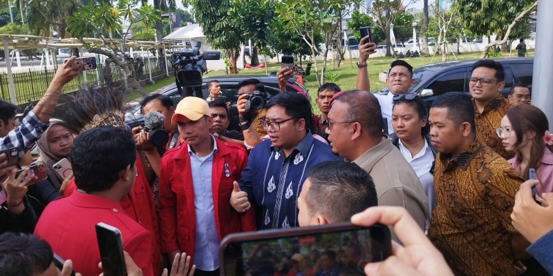 Andre Rosiade-Kawendra-Daniel Temui Massa GMNI di Gerbang DPR