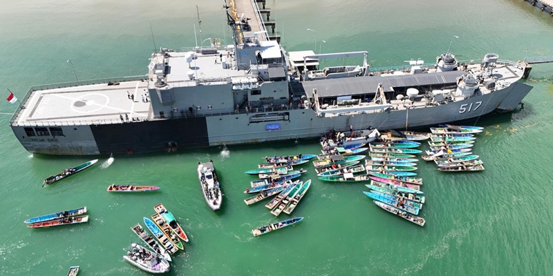 Antre Sembako di Kapal Perang