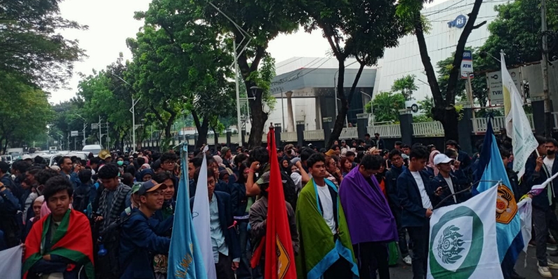 Ratusan Mahasiswa UNPAD Kumpul di Depan TVRI, akan Kepung DPR Hari Ini
