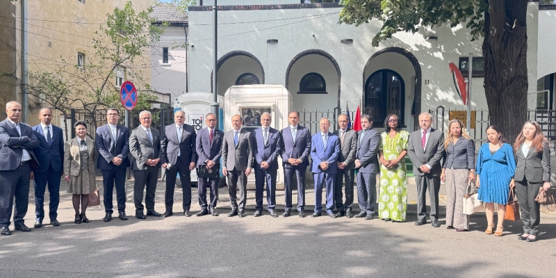 Duta Besar Indonesia untuk Rumania merangkap Moldova Meidyatama
Suryodiningrat bersama para Duta Besar negara anggota Organisasi Kerja Sama Islam (OKI) di Rumania bertemu dengan Menteri Luar Negeri Rumania Oana Toiu di Bucharest, Kamis 11 September 2025 (Foto: KBRI Bucharest)