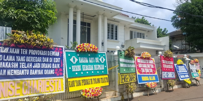Rumah Uya Kuya Banjir Karangan Bunga Dukungan