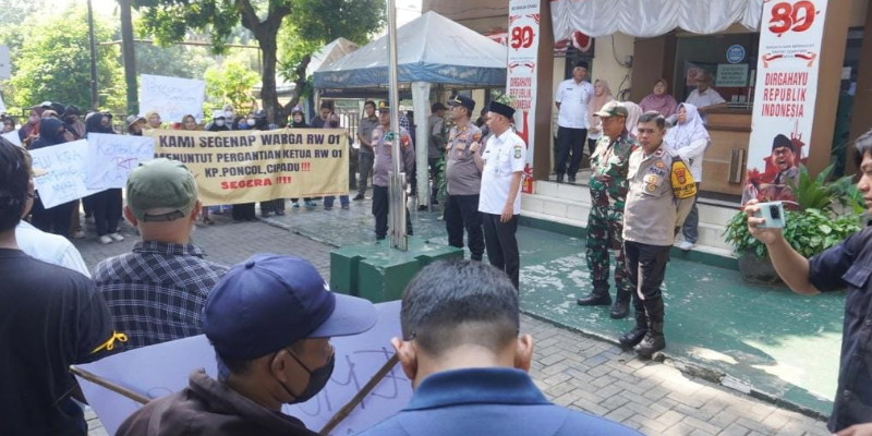 Kantor Lurah Cipadu Didemo Buntut Dugaan Pencopotan Ketua RT